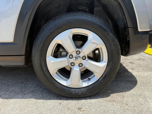 Used 2018 Jeep Compass Latitude w/ Popular Equipment Group AWD/4WD image 19