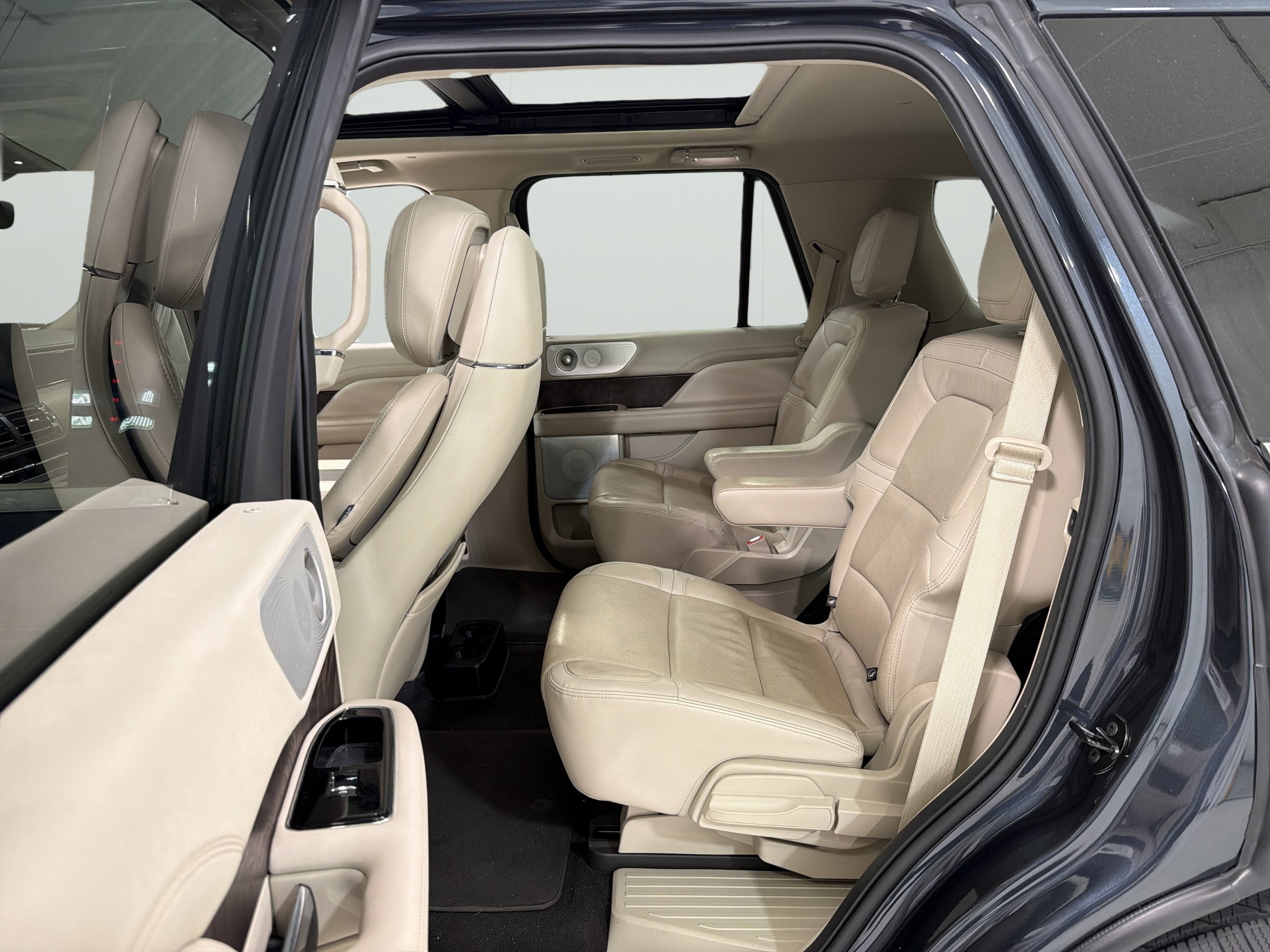 Used 2021 Lincoln Navigator Reserve w/ Luxury Package AWD/4WD image 11