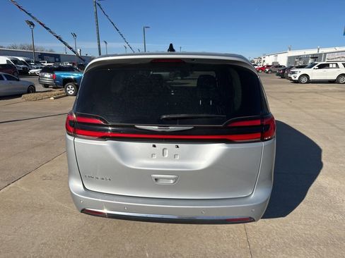 Used 2023 Chrysler Pacifica Touring-L image 31