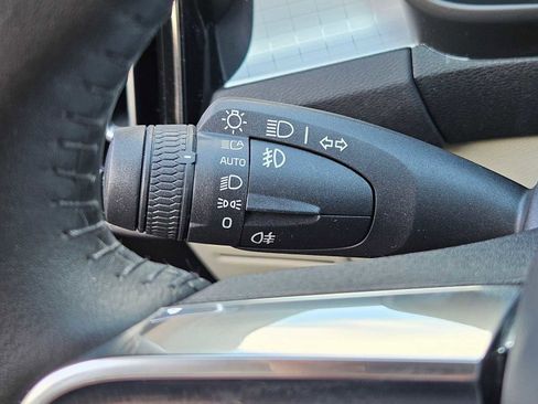 Used 2021 Volvo XC40 T5 Momentum w/ Protection Package Premier image 28