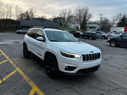 Used 2019 Jeep Cherokee Latitude Plus image 3