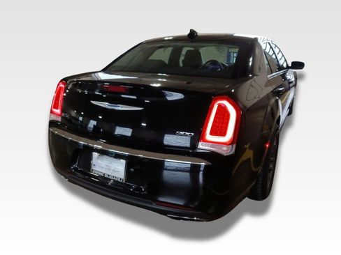 Used 2018 Chrysler 300 Touring RWD image 4