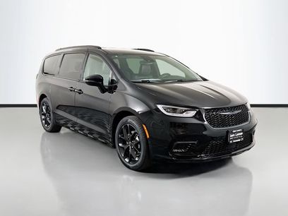 New 2026 Chrysler Pacifica Select w/ S Appearance Package