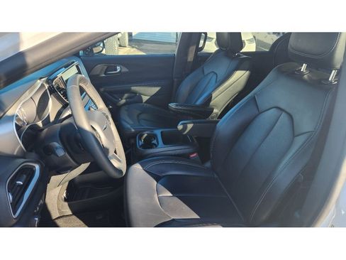 Used 2025 Chrysler Pacifica Select FWD image 10