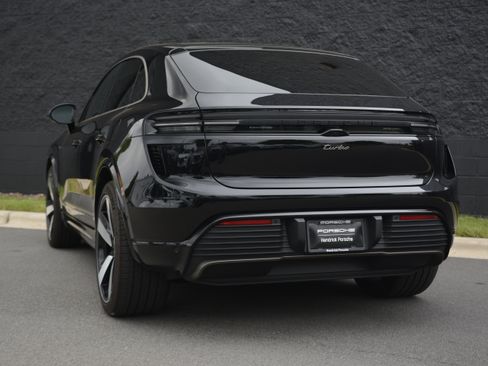 Certified 2025 Porsche Macan Turbo Electric AWD/4WD image 3