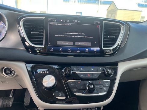 Used 2024 Chrysler Pacifica Touring-L image 22