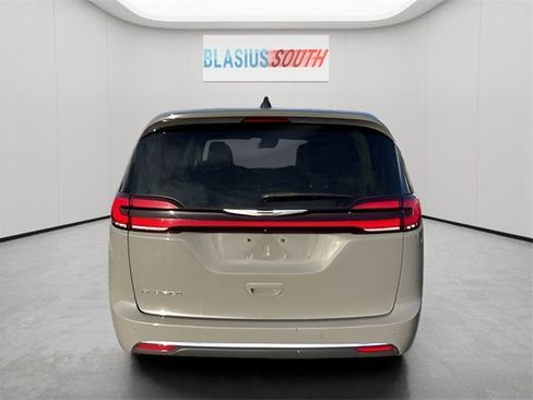 Used 2023 Chrysler Pacifica Touring-L image 4