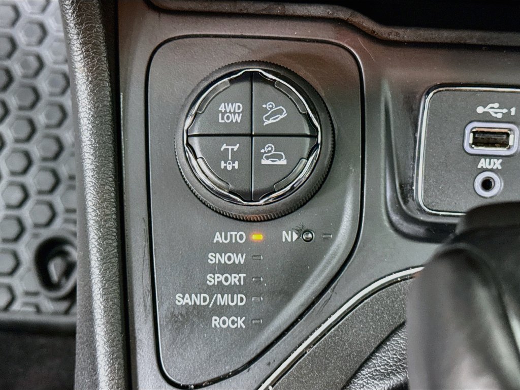 Used 2022 Jeep Cherokee Trailhawk w/ Comfort/Convenience Group AWD/4WD image 31