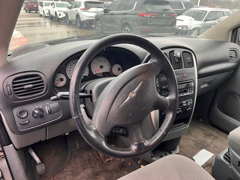 Used 2007 Chrysler Town & Country Touring image 17