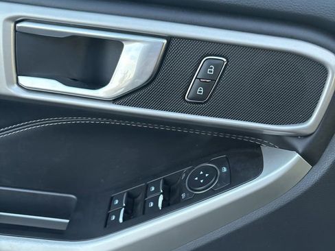 Used 2022 Ford Explorer XLT w/ Equipment Group 202A image 5