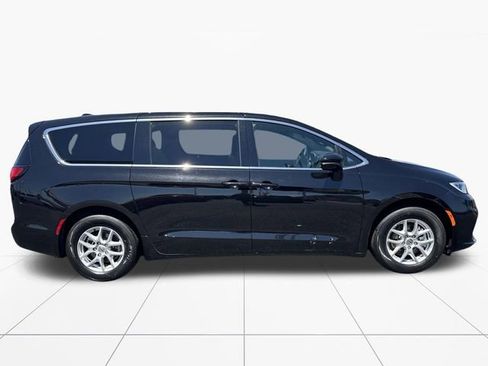 Used 2025 Chrysler Pacifica Select FWD image 7