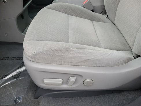 Used 2020 Toyota Sienna LE w/ Carpet Mat Package image 20
