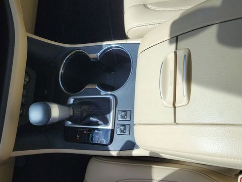 Used 2019 Toyota Highlander XLE image 18