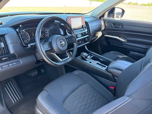 Certified 2025 Nissan Pathfinder SV FWD image 19