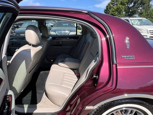 Used 2006 Lincoln Town Car Signature RWD image 28