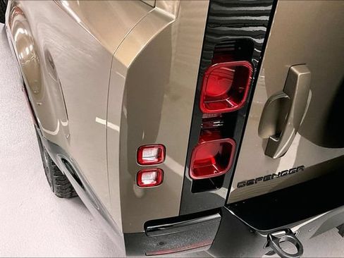 Certified 2025 Land Rover Defender 130 X-Dynamic SE AWD/4WD image 29