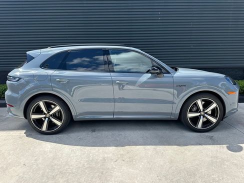 Certified 2025 Porsche Cayenne Turbo AWD/4WD image 9