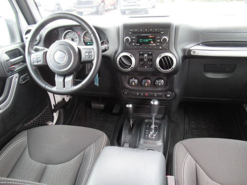 Used 2018 Jeep Wrangler Unlimited Sahara w/ Connectivity Group AWD/4WD image 14