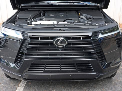 Used 2024 Lexus GX 550 w/ Cold Area Package AWD/4WD image 8