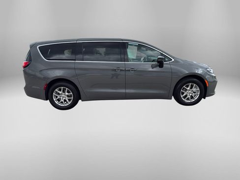Used 2025 Chrysler Pacifica Select FWD image 5