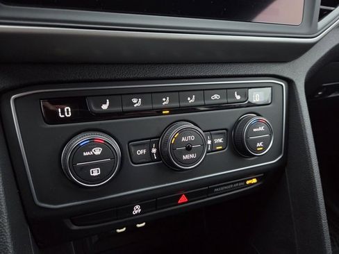 Used 2021 Volkswagen Atlas Cross Sport SE image 12