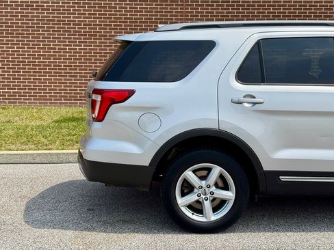 Used 2017 Ford Explorer XLT w/ Equipment Group 202A AWD/4WD image 16