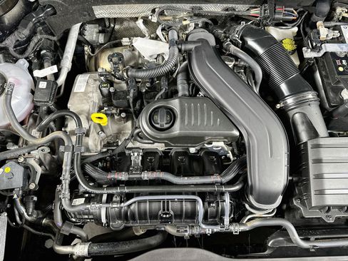 Used 2025 Volkswagen Taos SE FWD image 31