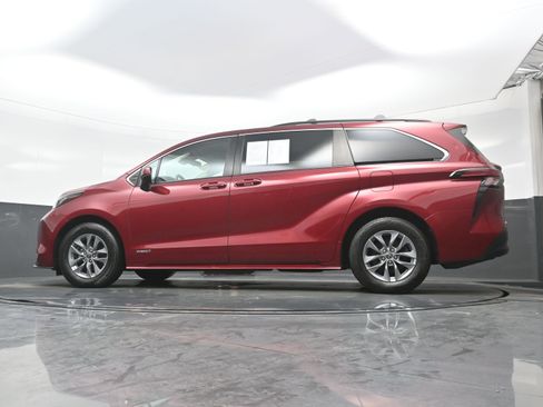 Used 2021 Toyota Sienna LE image 30