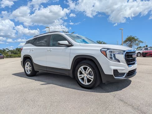 Used 2022 GMC Terrain SLE w/ Driver Convenience Package FWD image 2
