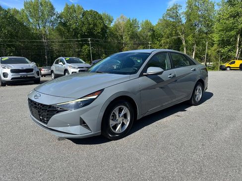 Used 2021 Hyundai Elantra SE image 2