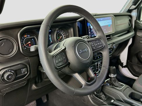 Used 2025 Jeep Wrangler Unlimited Rubicon image 18