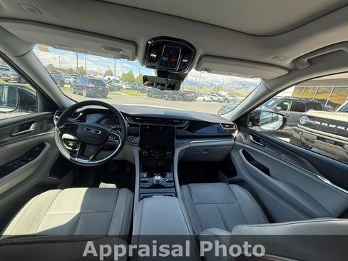 Used 2023 Jeep Grand Cherokee Overland w/ Luxury Tech Group IV AWD/4WD image 10