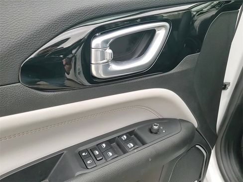 Used 2022 Jeep Compass Limited w/ Sun and Sound Group image 11