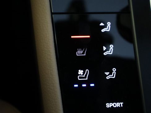 Used 2025 Porsche Macan image 25