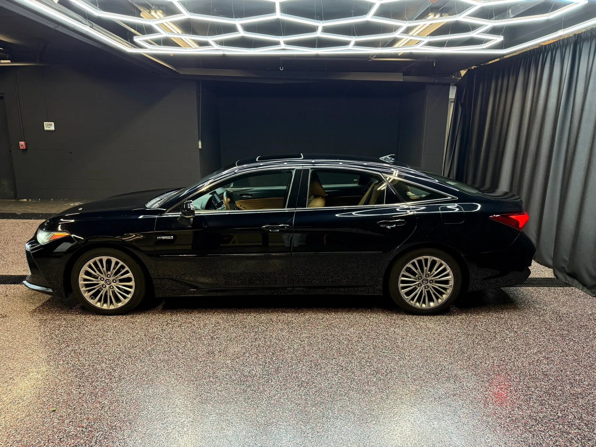 Used 2020 Toyota Avalon Limited w/ All Weather Liner Package FWD image 4