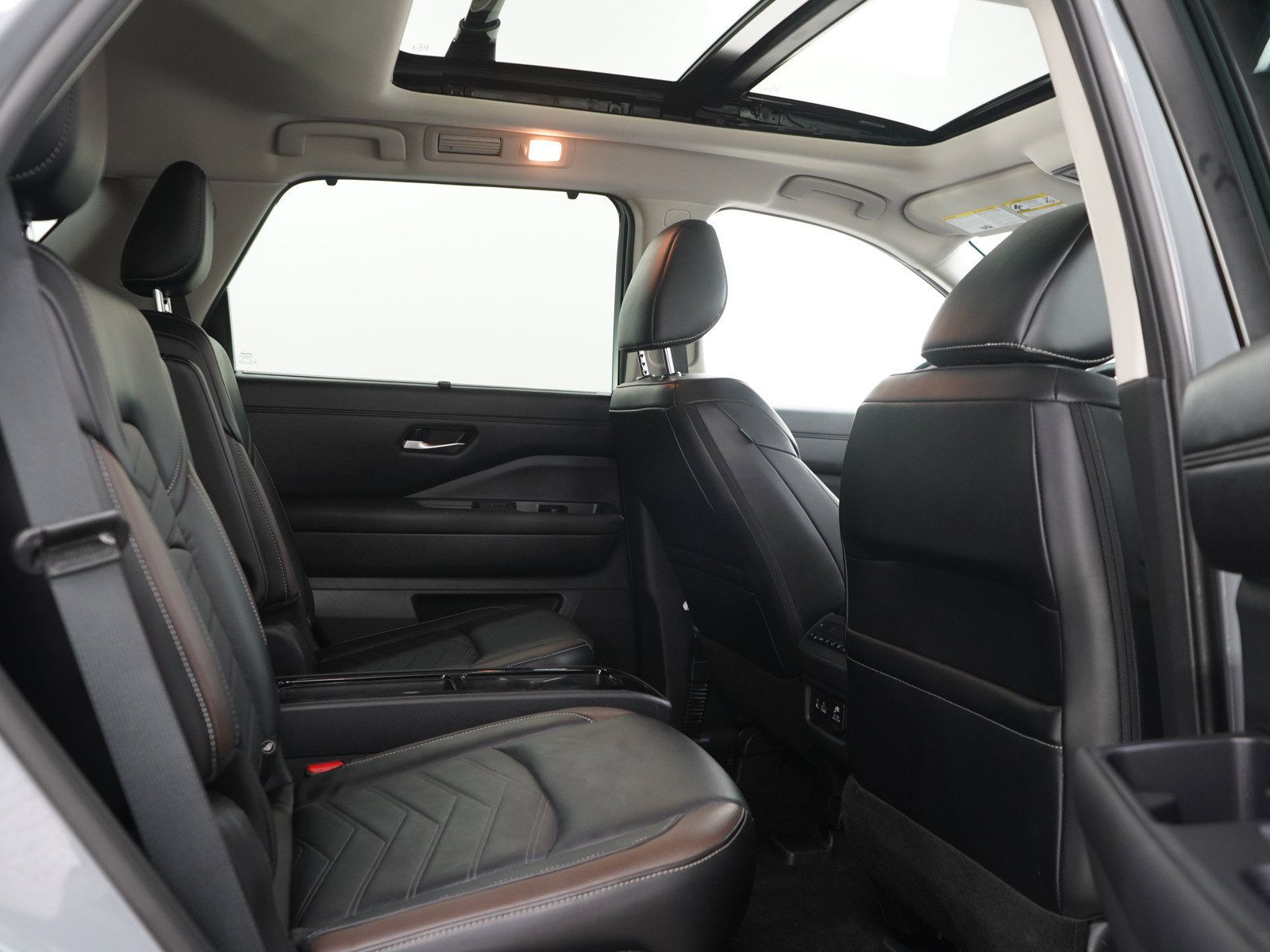 Used 2024 Nissan Pathfinder Platinum AWD/4WD image 16