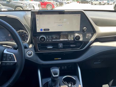 Used 2025 Toyota Highlander XLE image 7