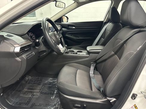Used 2025 Nissan Altima 2.5 SV AWD/4WD image 19