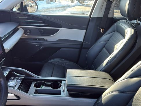 Used 2024 Lincoln Nautilus Reserve w/ Equipment Group 202A image 15