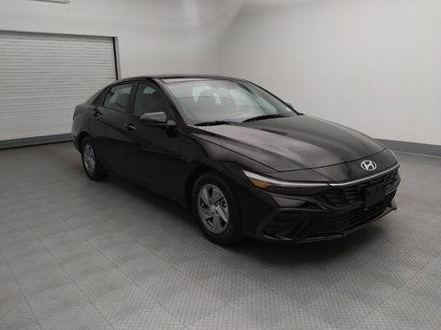 Used 2024 Hyundai Elantra SE FWD image 11