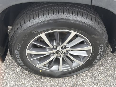 Used 2019 Toyota Highlander XLE image 19