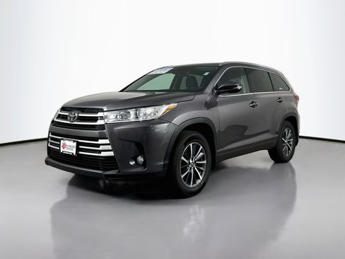 Used 2017 Toyota Highlander XLE AWD/4WD image 3