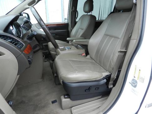 Used 2014 Chrysler Town & Country Touring image 2