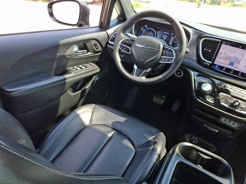 Used 2025 Chrysler Pacifica Select FWD image 15