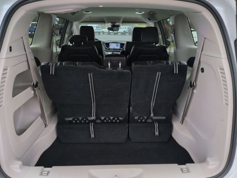 Used 2023 Chrysler Pacifica Touring-L image 17