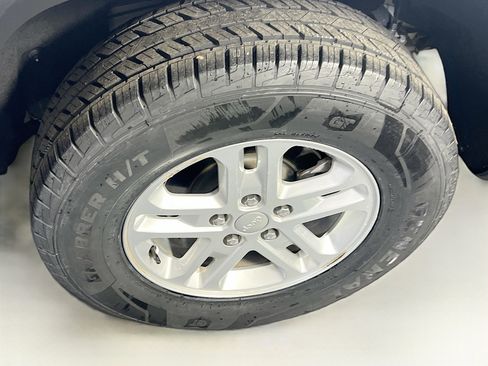 Used 2023 Jeep Grand Cherokee Laredo image 28