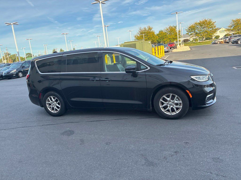 Used 2023 Chrysler Pacifica Touring-L FWD image 4