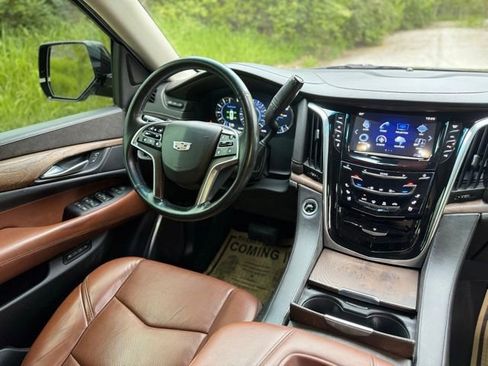 Used 2017 Cadillac Escalade Premium Luxury w/ LPO, Radiant Package AWD/4WD image 28