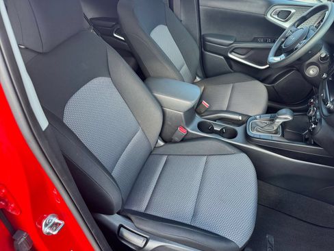 Used 2025 Kia Soul LX w/ LX Technology Package FWD image 29