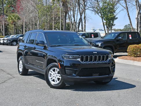 Used 2024 Jeep Grand Cherokee Laredo w/ Luxury Tech Group I AWD/4WD image 6